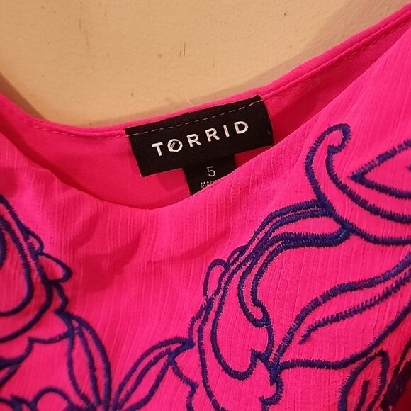 Beautiful embroidered torrid top size 5 perfect condition - Picture 2 of 5